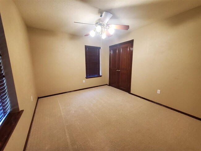 Building Photo - 2802 NE Scottsdale Cir