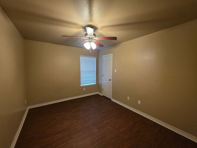 Building Photo - Beautiful 3 Bed, 2 Bath Duplex in Clear Creek Area - Viewable Now