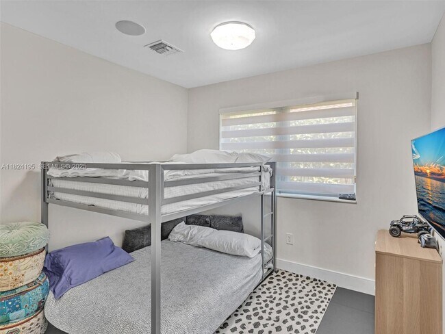 Building Photo - 307 Holiday Dr