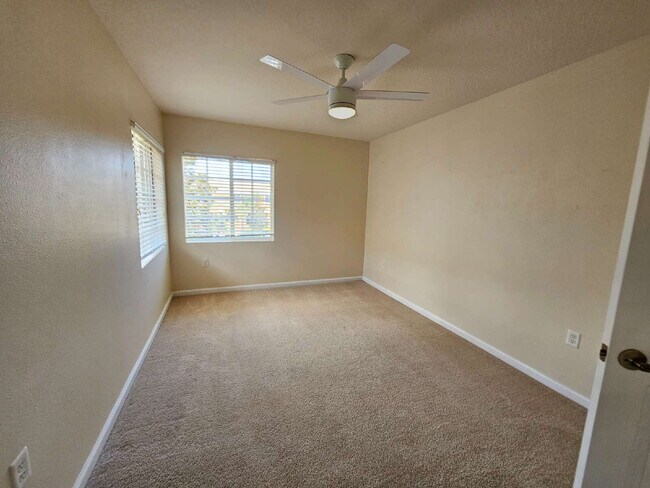 Building Photo - Large Melbourne Townhome