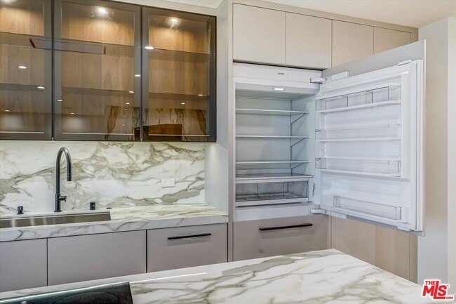 Building Photo - 100 S Doheny Dr