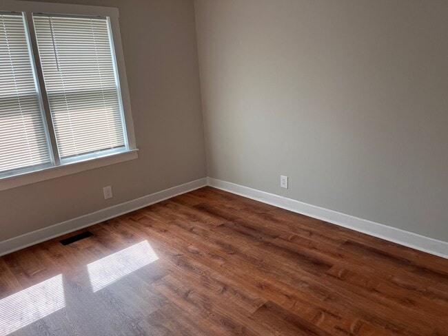 Building Photo - For Rent: Charming Newly Renovated 2-Bedro...