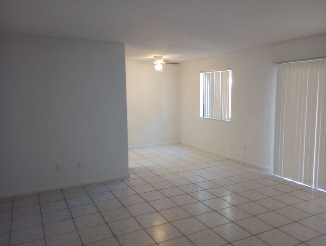 Building Photo - 2 bed 1 bath condo with 1000 sf.