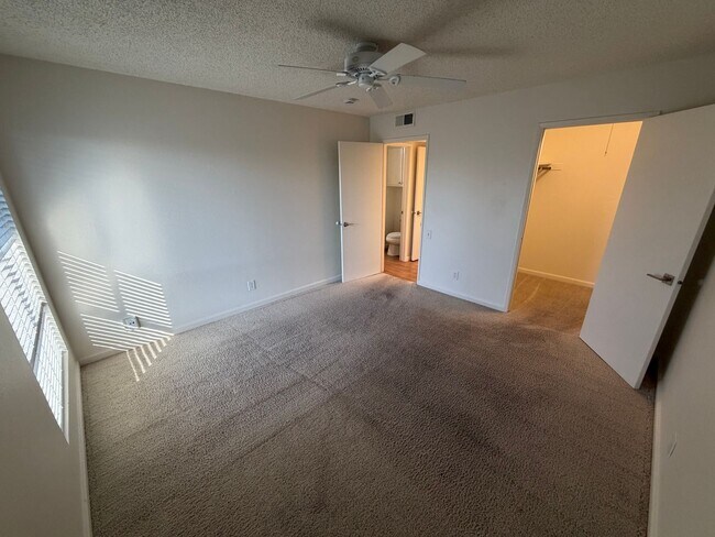 Building Photo - 2 bedroom | 1 bathroom | Arden-Arcade Condo Available Now!