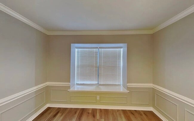 Building Photo - MOVE IN READY