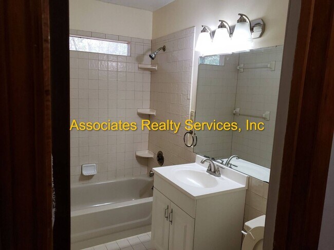 Building Photo - Renovated 2 bedroom with Office home in Springtree!