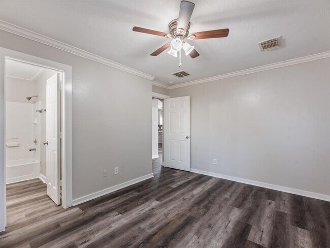 Building Photo - 7307 Village Lake Dr