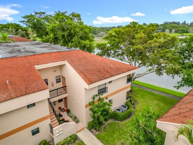 Building Photo - Gorgeous 3 bedroom Corner Unit with Lake view in Coconut Creek