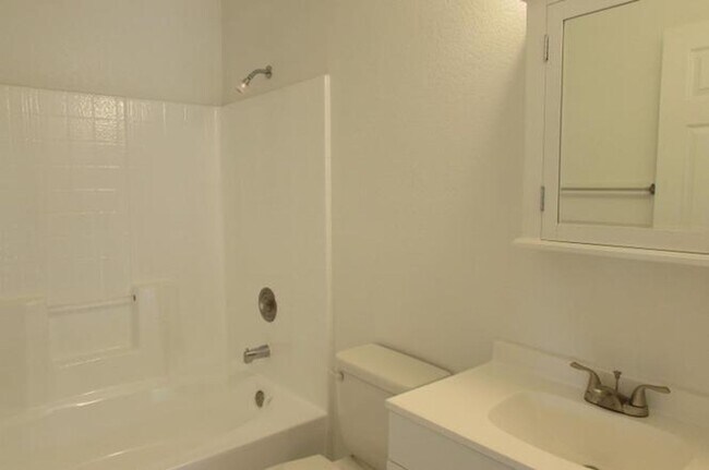 Building Photo - 2-bed, 2-bath Condo in San Diego's Linda Vista/Fashion Valley Area.
