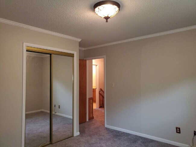 Building Photo - "Spacious 5-Bedroom Retreat with 3 Full Baths in Huntsville – Your Perfect Family Home Awaits!"