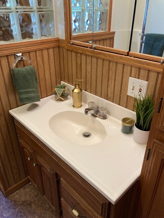 bath 1 - 422 W Melody Ave