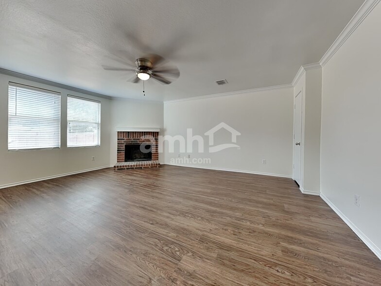Building Photo - 2804 Lake Vista Dr