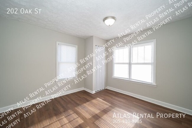 Building Photo - 202 Oak St