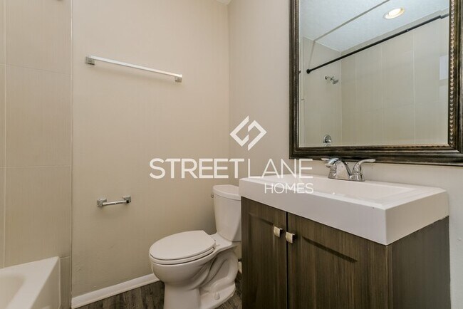 Building Photo - ONE MONTH FREE RENT!
