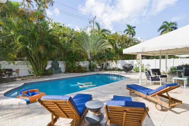 Building Photo - 3036 NE 19th St