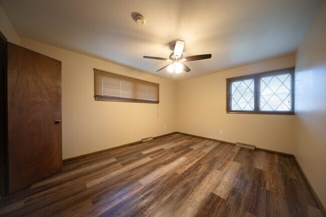 Building Photo - Mid-Century 3 Bedroom in Pine Valley Estates