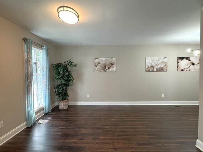 Building Photo - 6652 Fernwood Dr