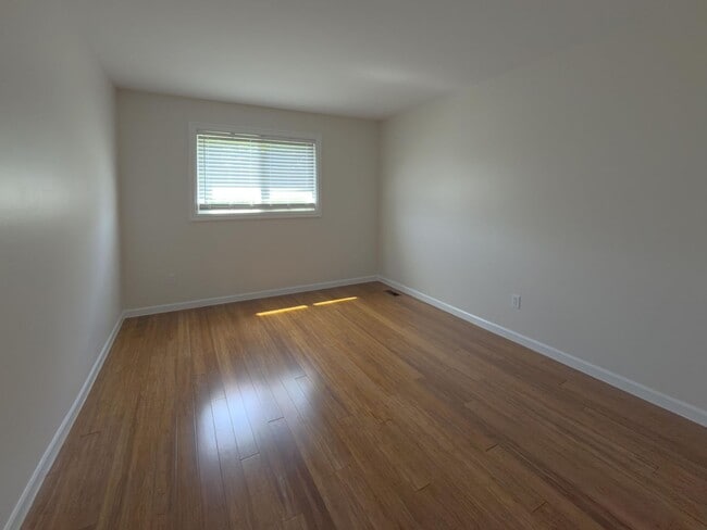 Building Photo - Move-In Ready Ranch Condo with Basement & Prime Location