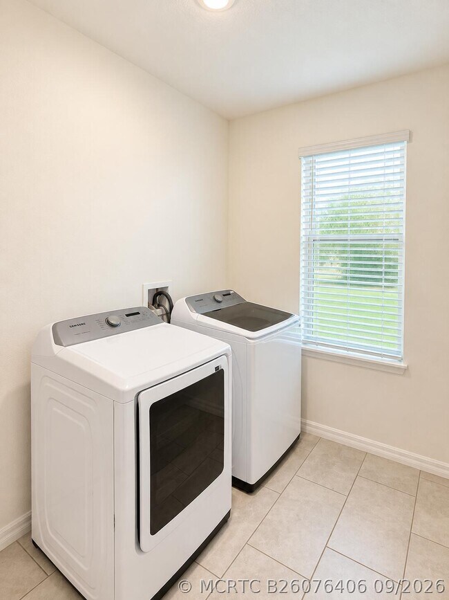 Building Photo - 1025 SW Sarto Ln