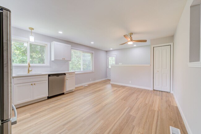 Building Photo - Beautiful renovated three bedroom house