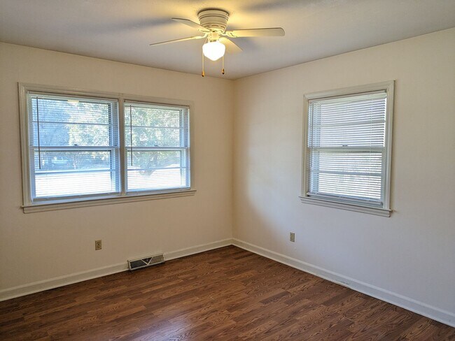 Building Photo - New listing in Mooresville!