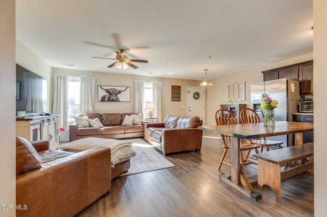 Building Photo - For Rent — Modern Duplex Near Historic Jon...