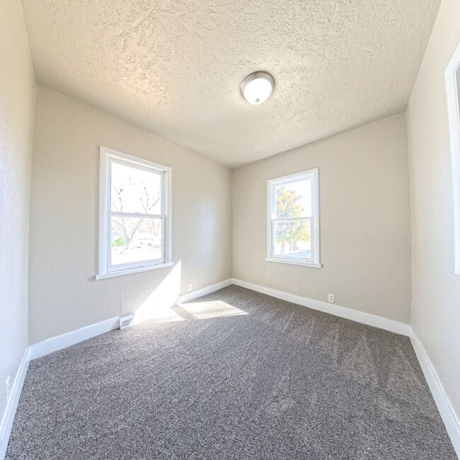 Building Photo - Newly remodeled 2 Bedroom 1 Bath Home