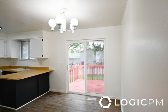 Building Photo - 6492 Fernbrook Dr