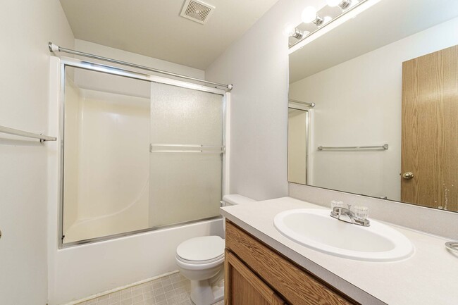 Building Photo - Comfortable 3-Bedroom Townhouse with A/C, ...