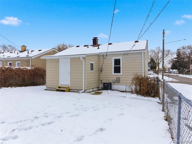 Building Photo - 108 W Kalama Ave