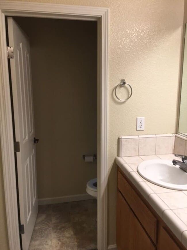 Building Photo - 3 bedroom 2 bath