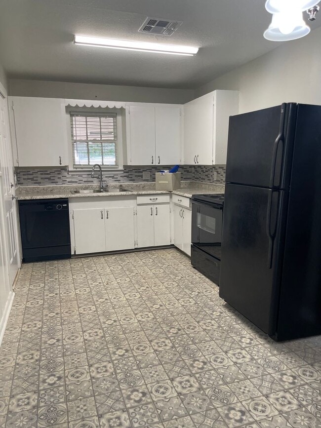 Building Photo - 3 Bedroom House Within Walking Distance of SFA