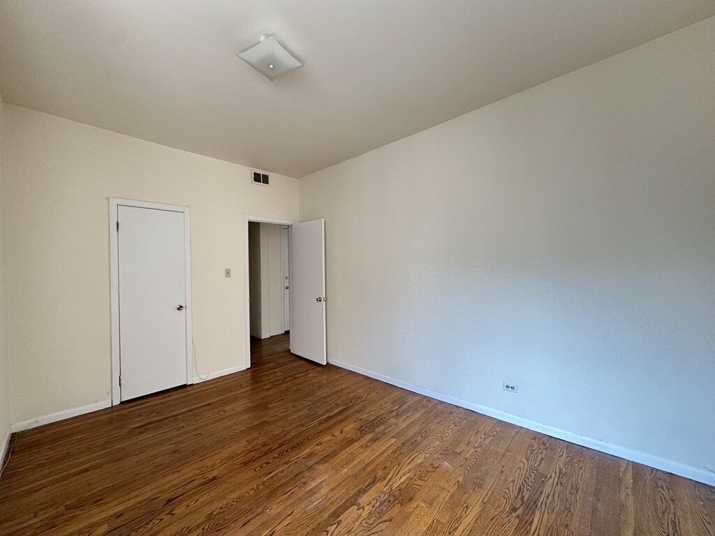 Building Photo - 3147 W Medill Ave