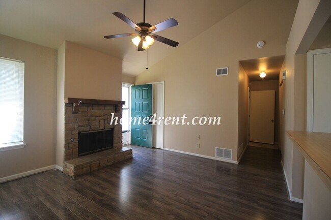 Building Photo - Cozy Olathe Ranch Style Home w/ Wood Floors!