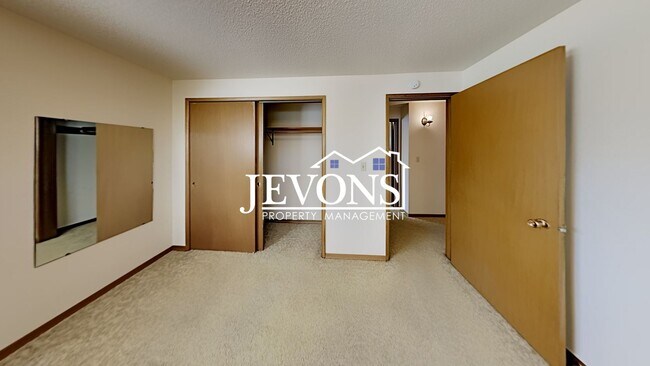 Building Photo - Spacious single-family home with a large f...