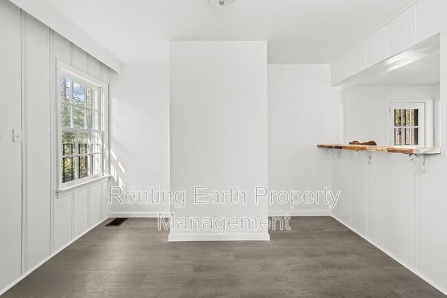 Building Photo - 805 Vanderbilt St