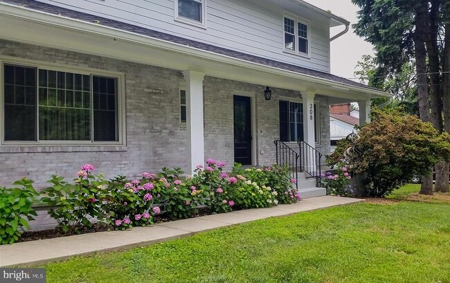 Building Photo - 308 Old Court House Rd NE