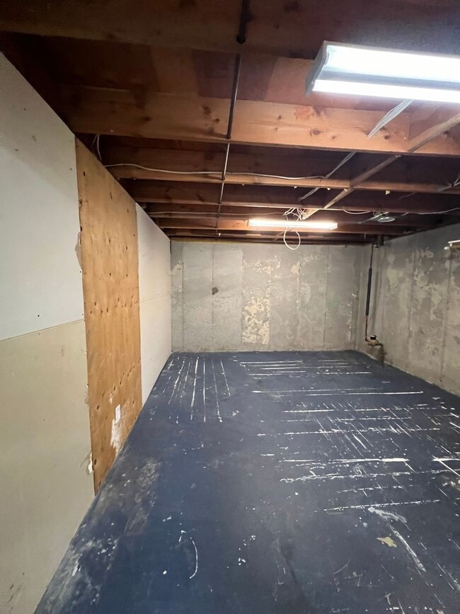 Building Photo - 2122-2124 W Regina Ave