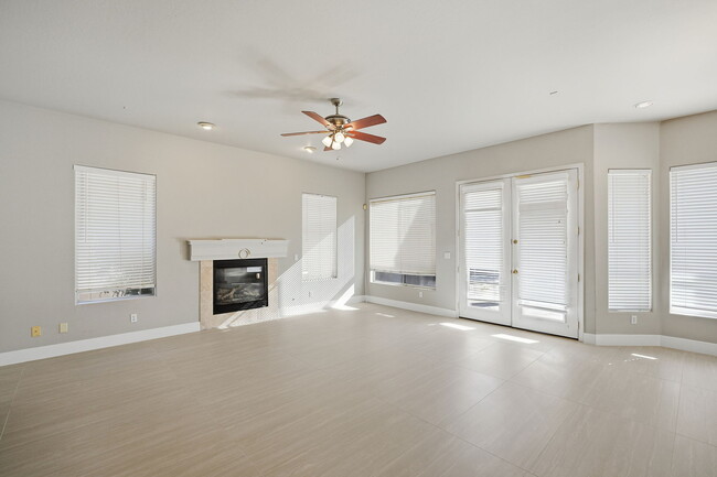 Building Photo - 1425 W Commerce Ave