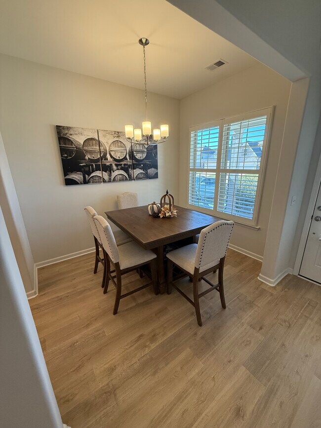 Building Photo - 430 Maple St