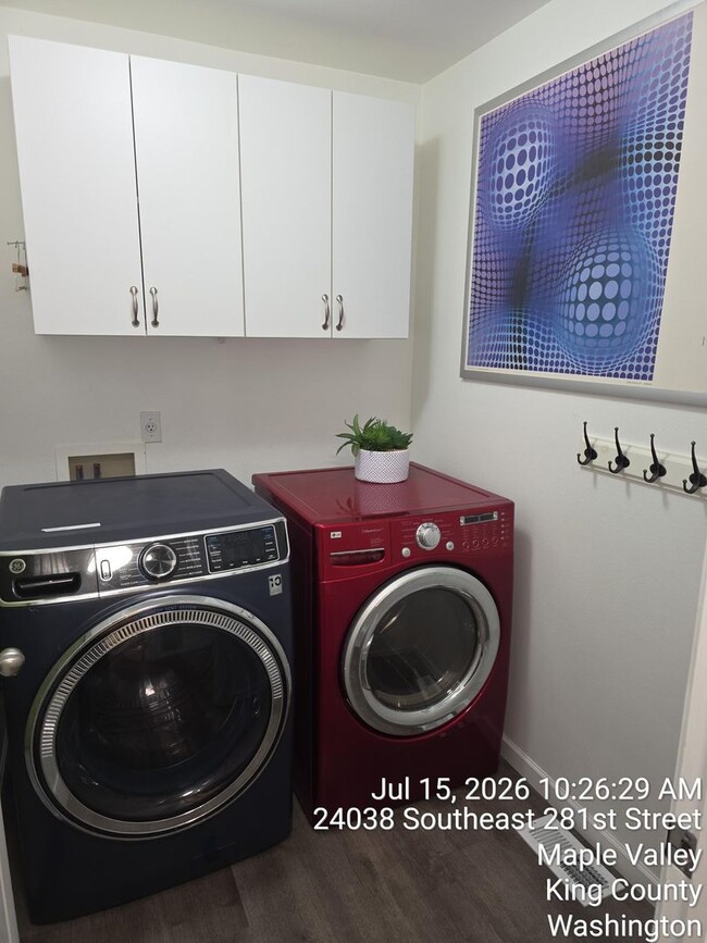 Building Photo - 4-Bedroom Corner-Lot Home | Central A/C | Carpet-Free Living | Walk to Schools, Parks and Cedar R...