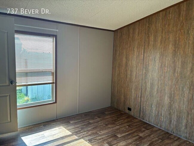 Building Photo - 737 W Bever Dr