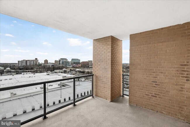 Building Photo - 5750 Bou Ave