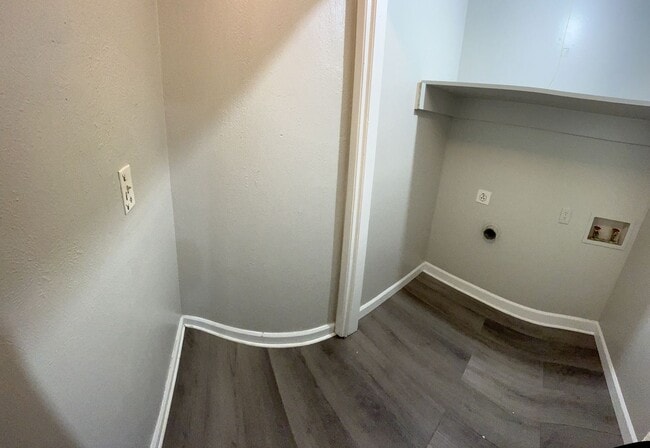 Building Photo - An unbeatable location that offers both convenience and luxury.