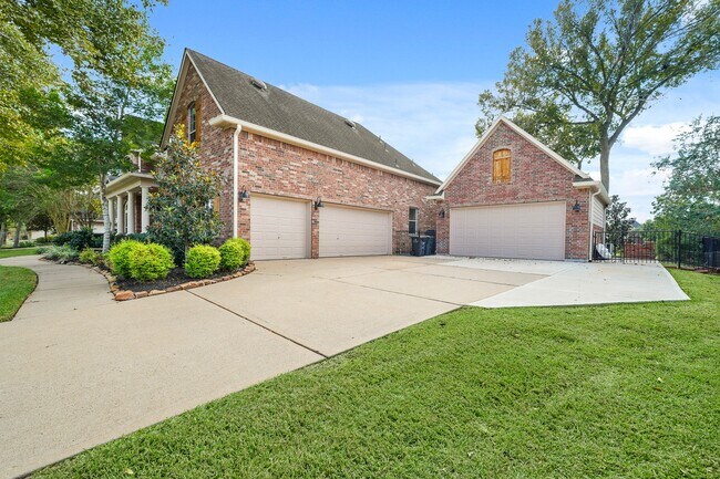 Building Photo - 4703 Oxbow Cir W