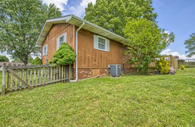 Building Photo - 185 Lois Dr