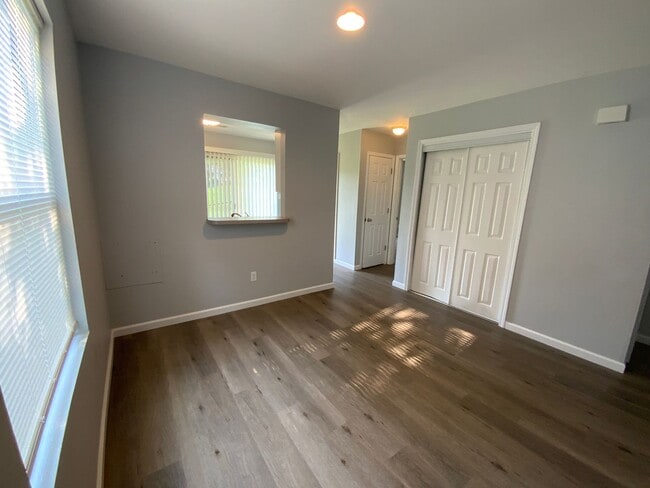 Building Photo - 4623-4623 W Bainbridge Dr