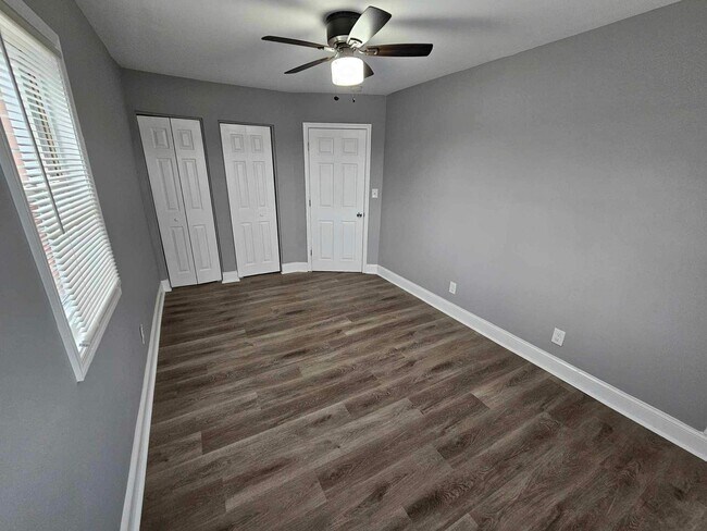 Building Photo - COMING SOON-4 Bedroom Townhouse in Essex