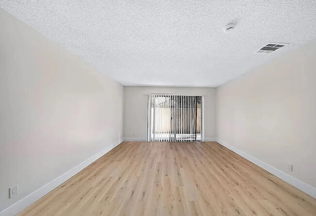 Building Photo - "Charming 3-Bed Townhouse with Granite Countertops & Hardwood Floors in Santa Ana!"