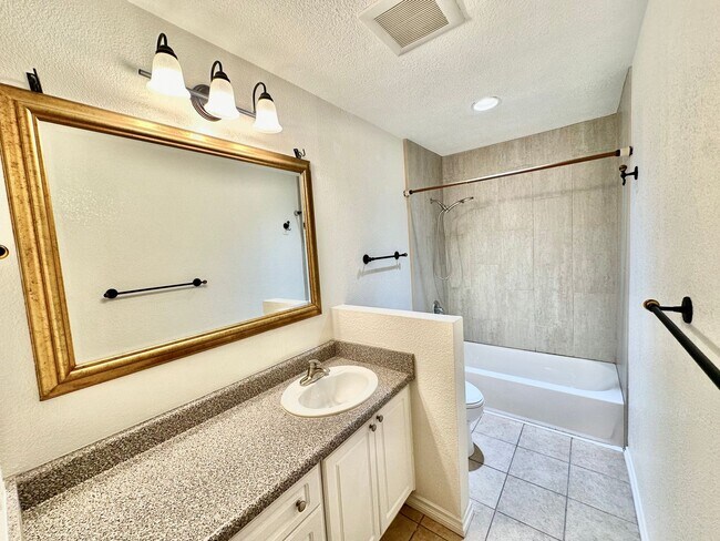 Building Photo - Bright and Gorgeous Condo in UTC near UCSD!!